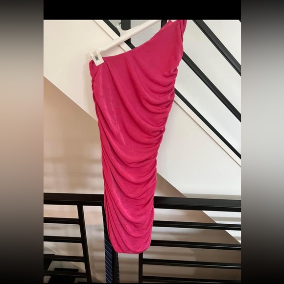 Hot pink dress. - Picture 1 of 1
